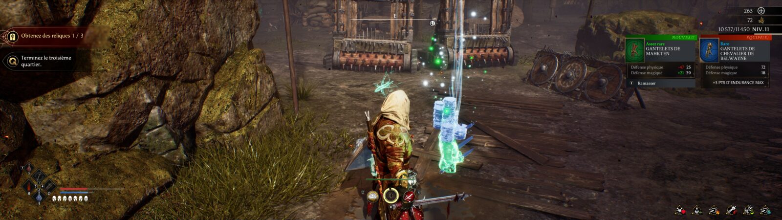 Pièces d'or et gantelets de loot empilés sur le sol