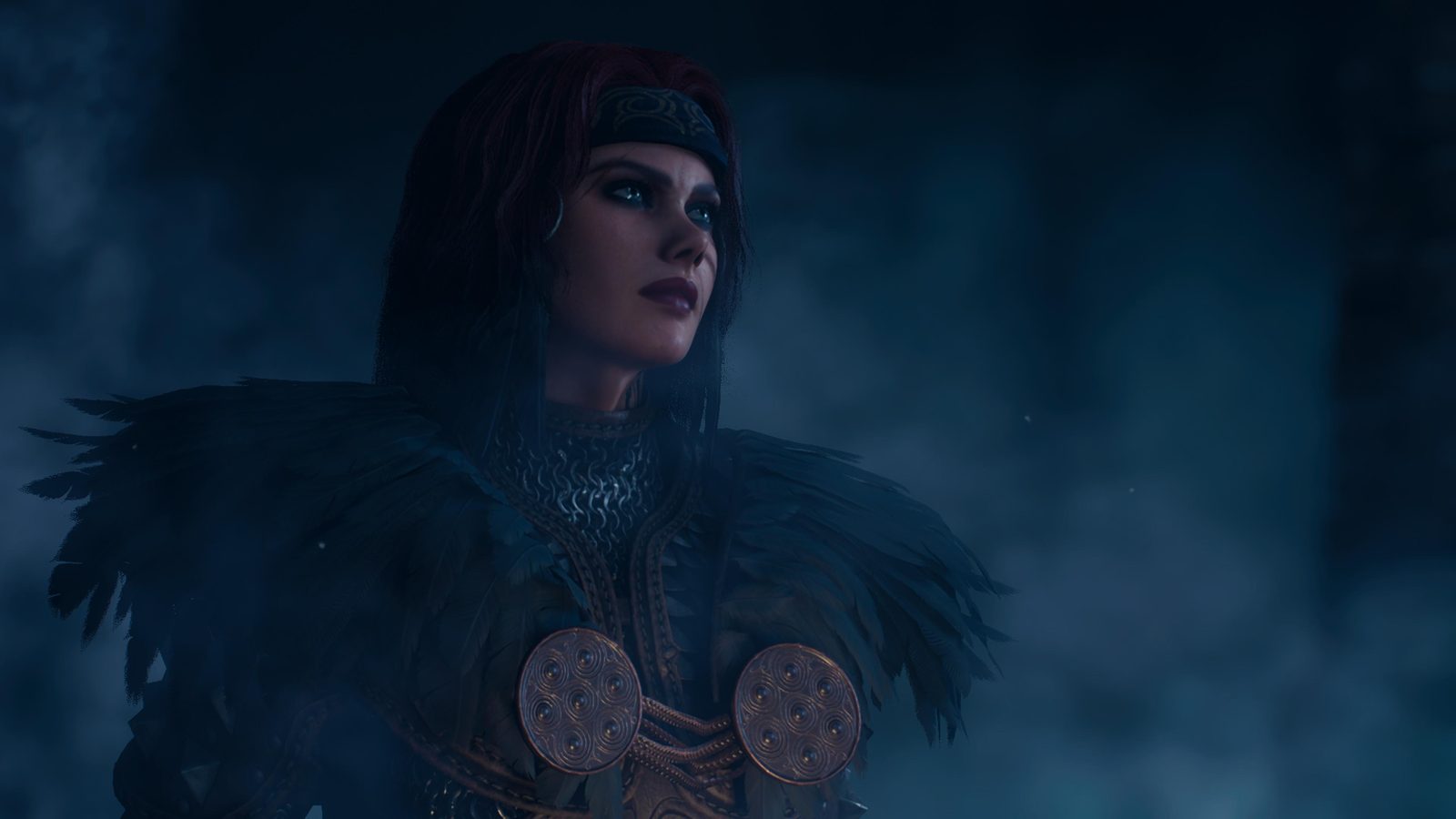 DRAGON'S DOGMA 2: DARK ARISEN, LA VERSION ULTIME DU JEU DE CAPCOM Personnage féminin aux cheveux auburn et aux épaulières de plumes, éclairé de bleu dans la pénombre