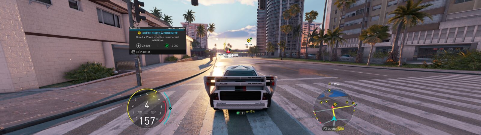 Pourquoi commencer The Crew Motorfest en 2026 ? Voiture dans les rues de Honolulu bordées de palmiers