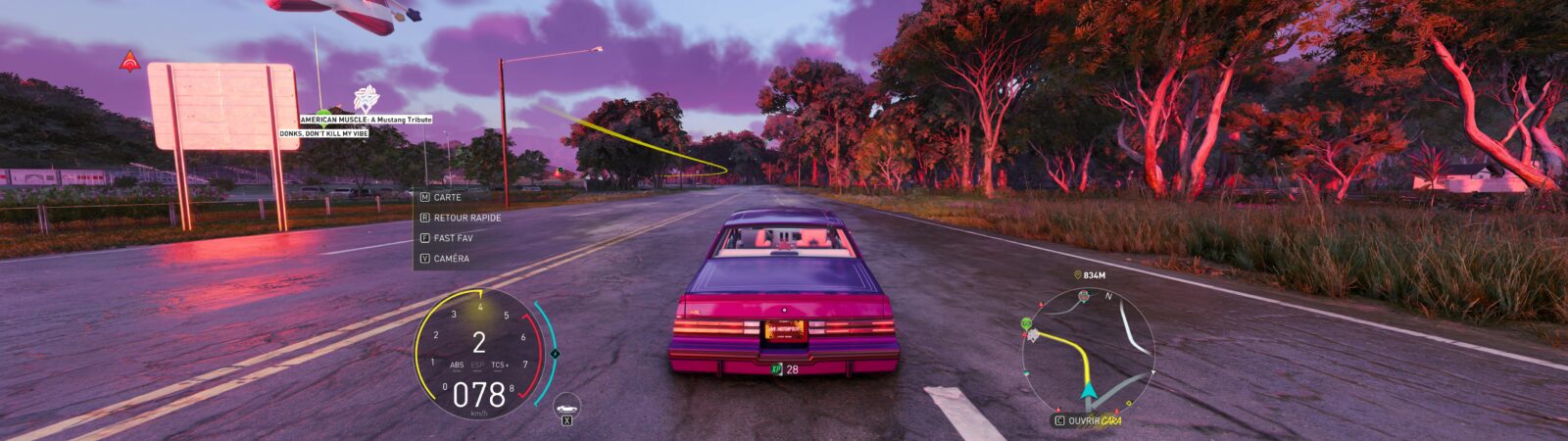Pourquoi commencer The Crew Motorfest en 2026 ? Voiture lancée sur une route côtière au crépuscule