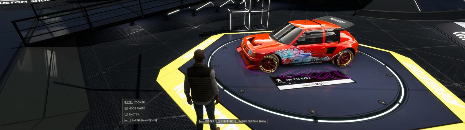 Pourquoi commencer The Crew Motorfest en 2026 ? Voiture exposée sur le podium du Custom Show